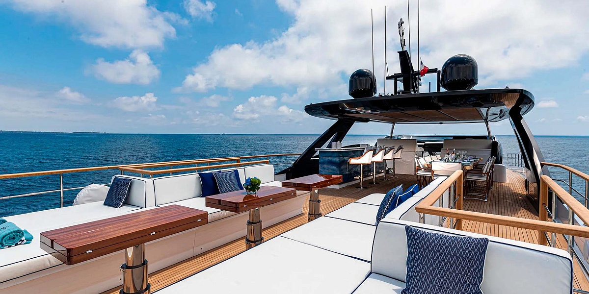 Аренда моторной мега яхты Amer 120 LAFAYETTE во Франции